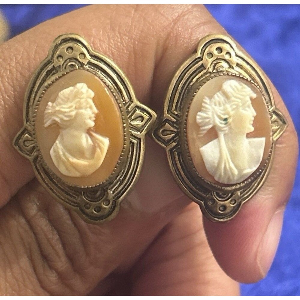 Vintage Shell Cameo Screw-backs Earrings Gold Tone Victorian